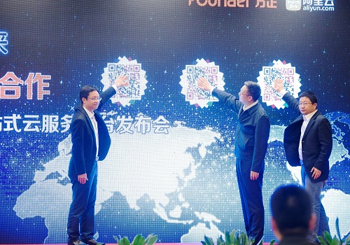 中国新闻技联理事长谢胜和（中）、十大网投正规信誉网址电子董事长、总裁杨斌（左）、阿里云互联网事业部总经理金戈（右）共同开启新品发布.jpg
